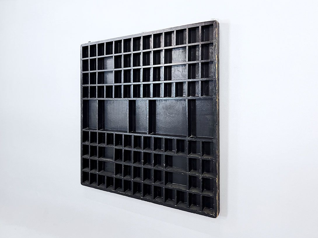 Foto Black Antique Type Case Letter Press Tablet with Wall Hangers h97