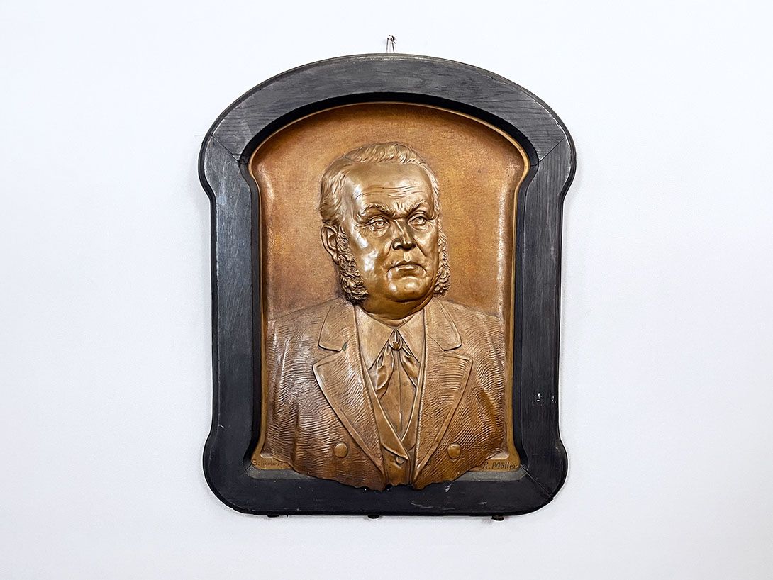 Foto Bronze Embossing Portrait of a Noble Man of Honor Called R. Möller h75