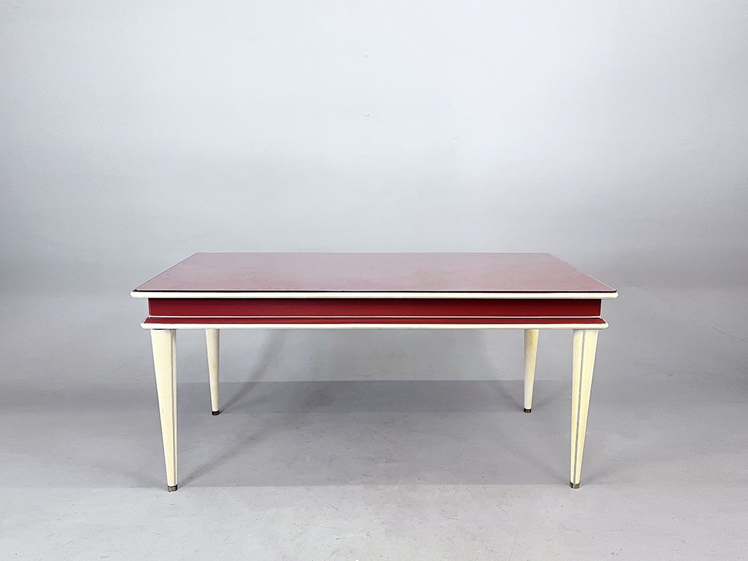 Foto Precious Umberto Mascagni Dining Table with White Feet and Bordeaux Red Plate, Bologna 1958
