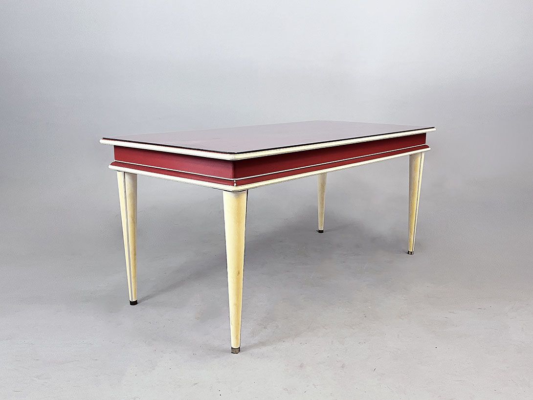 Foto Precious Umberto Mascagni Dining Table with White Feet and Bordeaux Red Plate, Bologna 1958