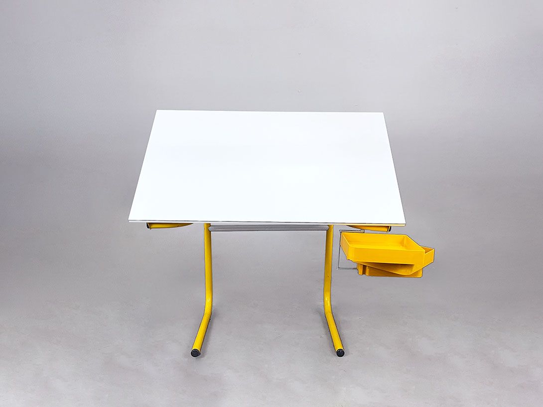 Foto Yellow Joe Colombo Space Age Pupil Desk Craft Table Italy 1970s