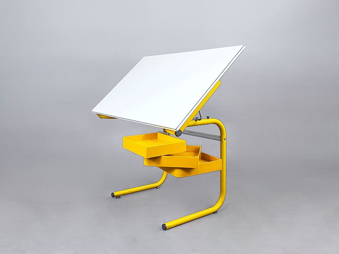 Foto Yellow Joe Colombo Space Age Pupil Desk Craft Table Italy 1970s