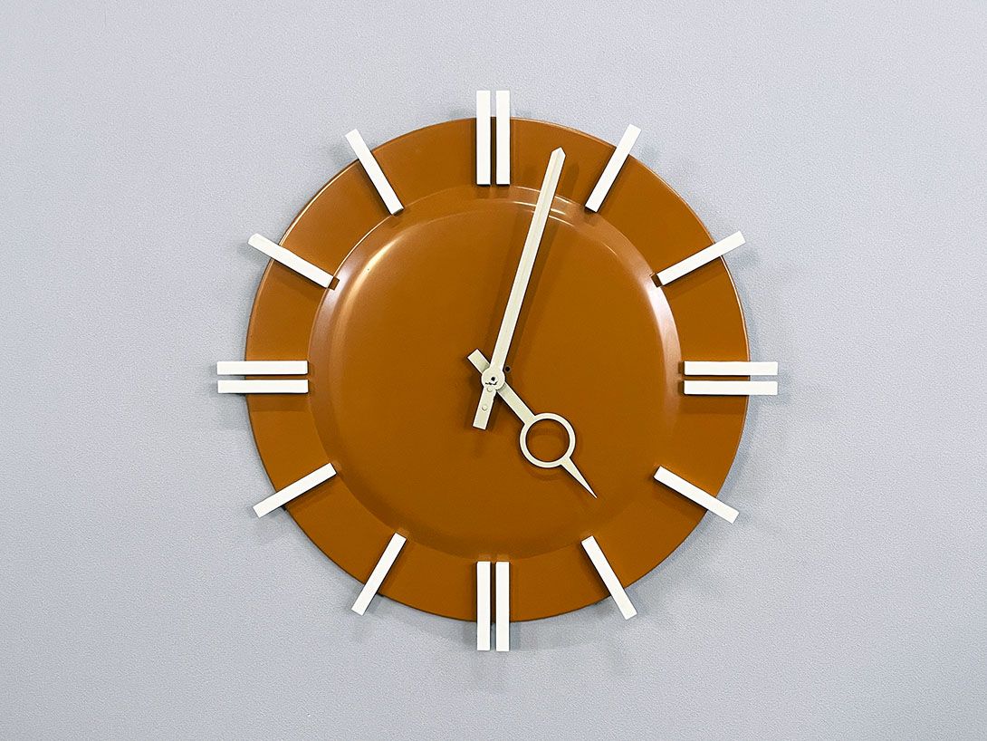 Foto Brown Industrial Office Wall Clock by Pragotron 1970s ø45