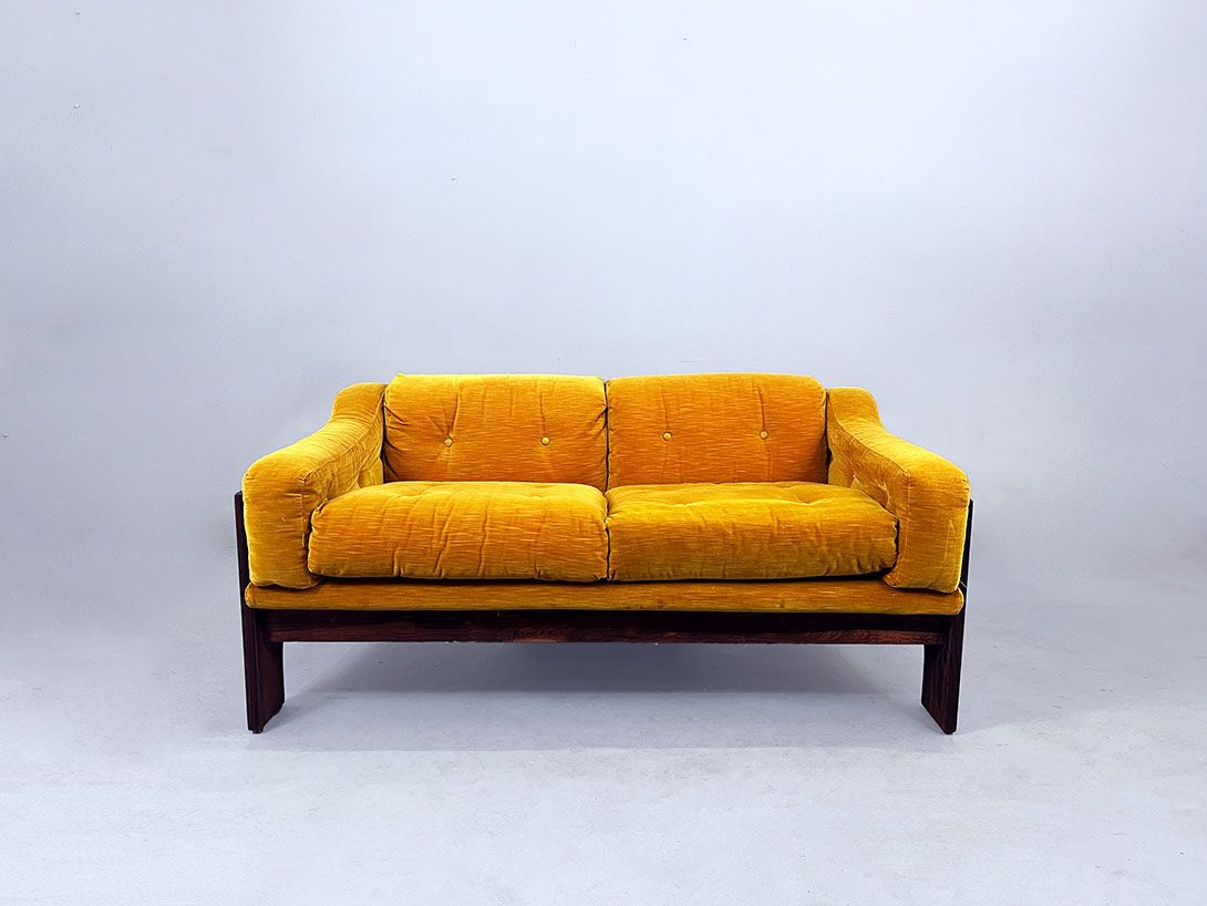 Foto Oriolo 2 Seater Rosewood and Velvet Sofa by Claudio Salocchi Italy 70s h70 sh45
