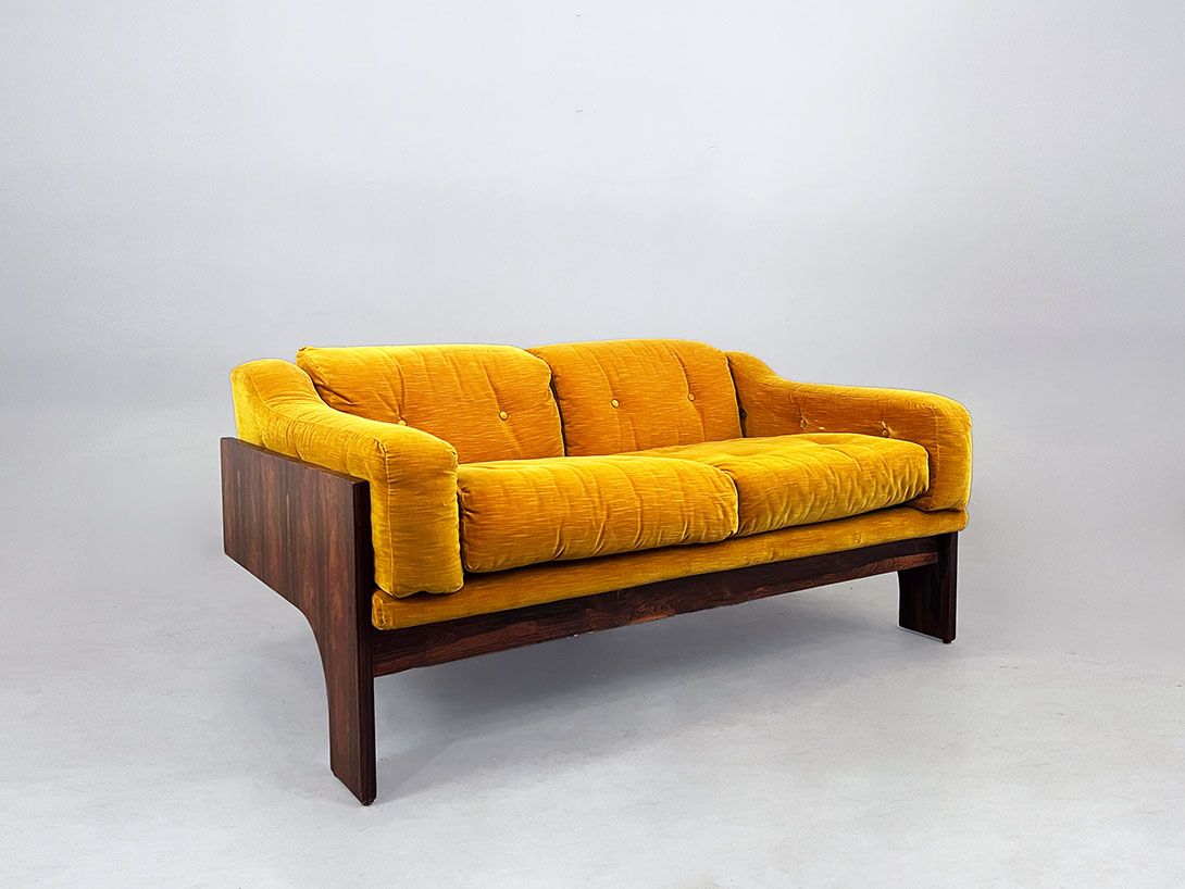 Foto Oriolo 2 Seater Rosewood and Velvet Sofa by Claudio Salocchi Italy 70s h70 sh45