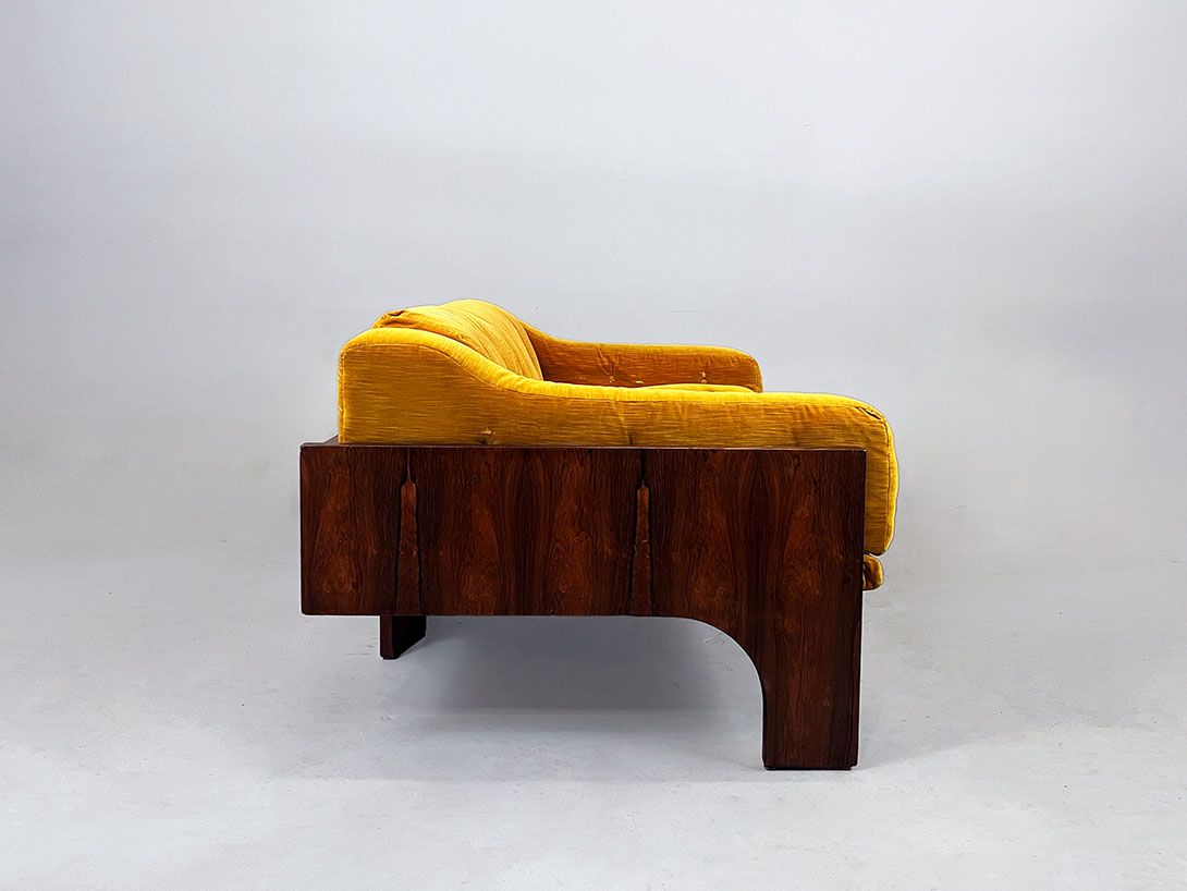 Foto Oriolo 2 Seater Rosewood and Velvet Sofa by Claudio Salocchi Italy 70s h70 sh45
