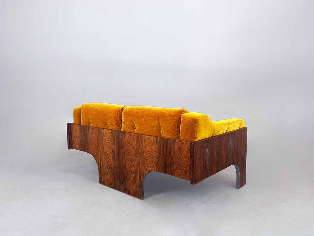 Foto Oriolo 2 Seater Rosewood and Velvet Sofa by Claudio Salocchi Italy 70s h70 sh45