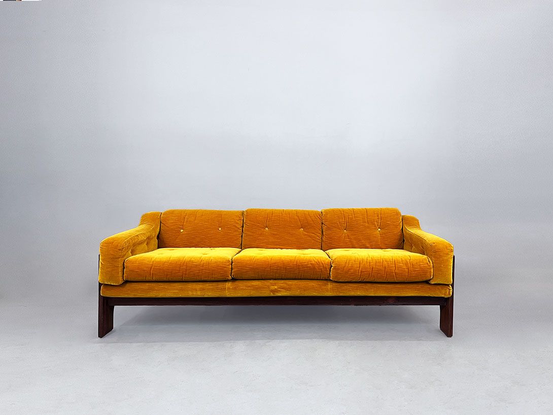 Foto Oriolo 3 Seater Rosewood and Velvet Sofa by Claudio Salocchi Italy 70s h70
