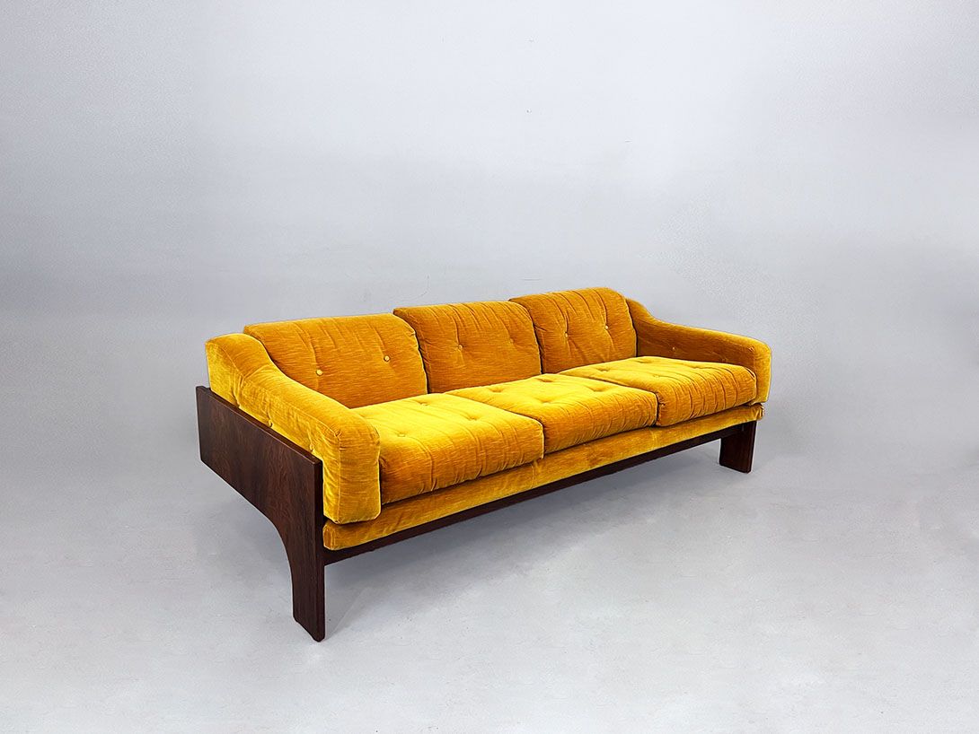 Foto Oriolo 3 Seater Rosewood and Velvet Sofa by Claudio Salocchi Italy 70s h70