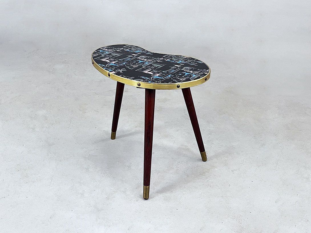 Foto Kidney Shaped Side Table with Charming 50s Street Impressions h37