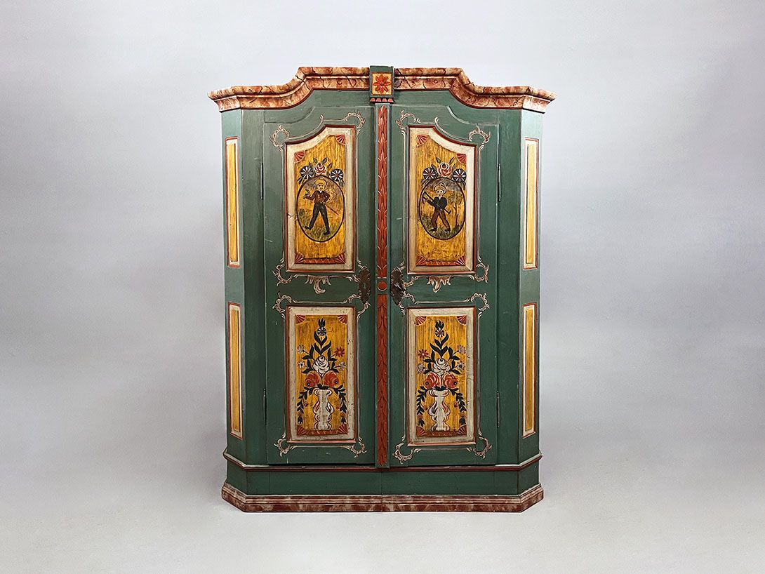 Foto Wooden Farmhouse Cupboard with Fine Painting h190
