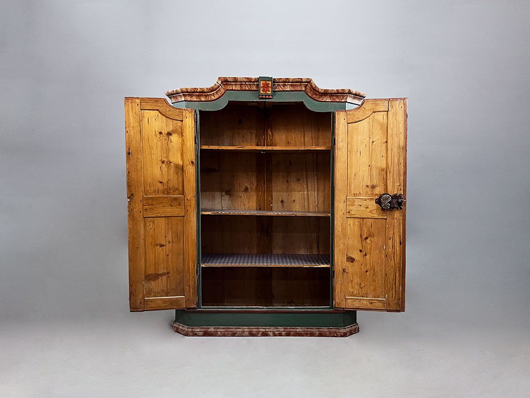 Foto Wooden Farmhouse Cupboard with Fine Painting h190