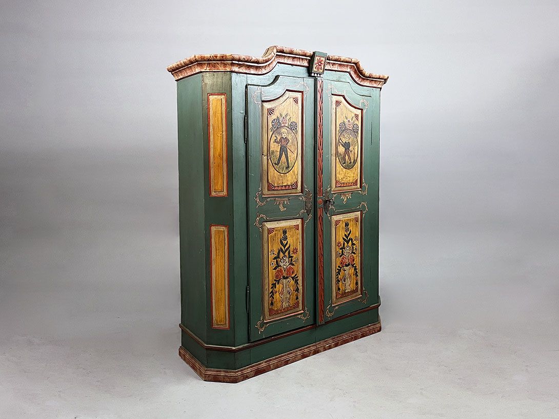 Foto Wooden Farmhouse Cupboard with Fine Painting h190