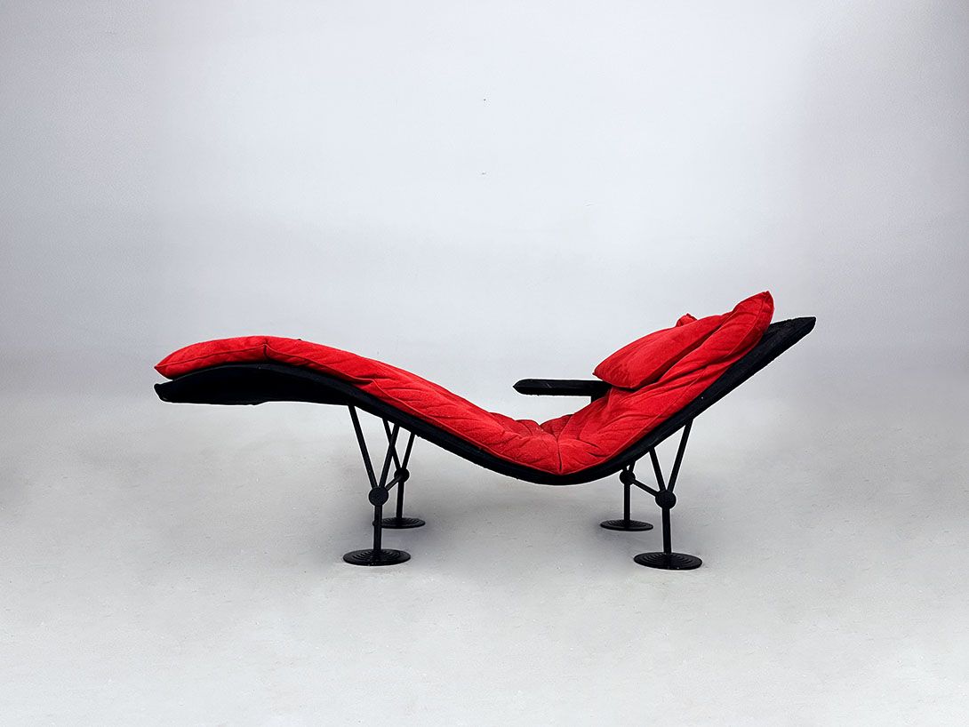 Foto Comfortable Red and Black Lounge Chair with Armrest h65