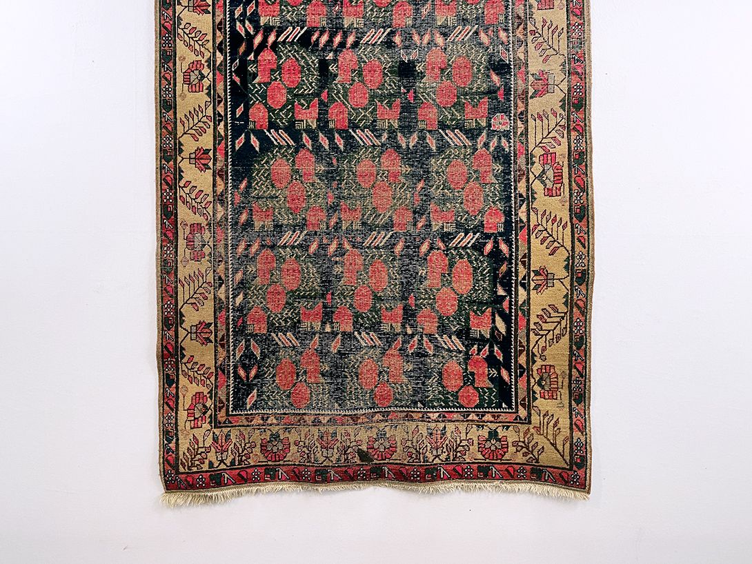 Foto Antique Aesthetic Green Sirdjan Rug with Beige Frame and Pink Details L205x140