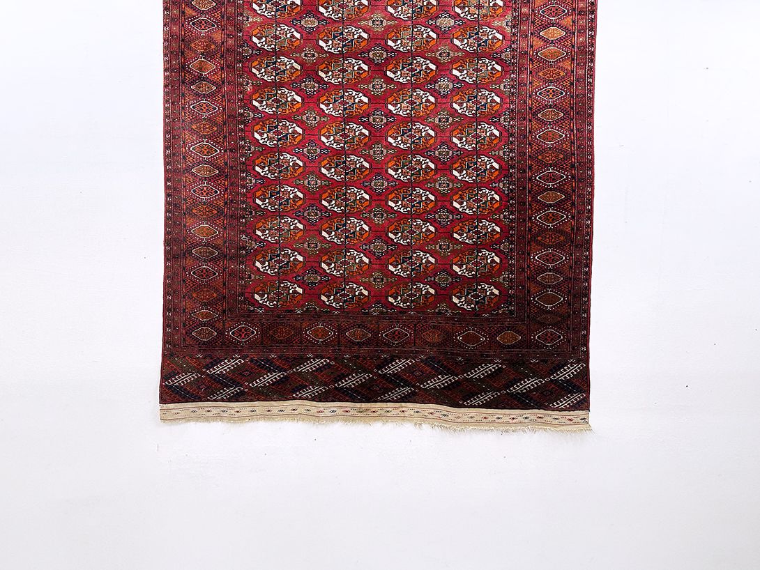Foto Huge Red Persian Carpet with Elaborate Trimmings L360x205