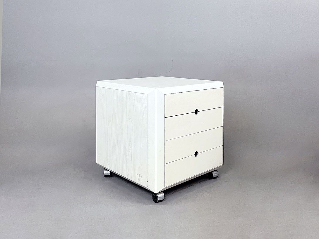 Foto White Chest of Drawers on Wheels with Beveled Corners h62