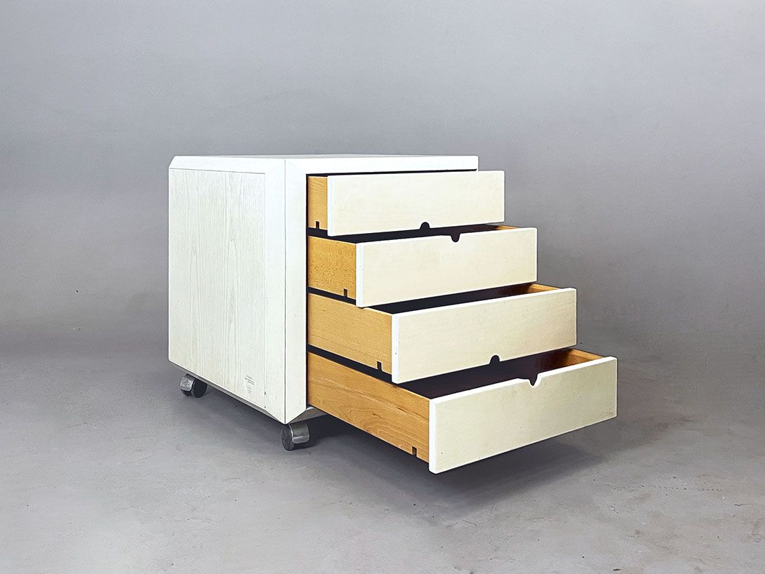 Foto White Chest of Drawers on Wheels with Beveled Corners h62