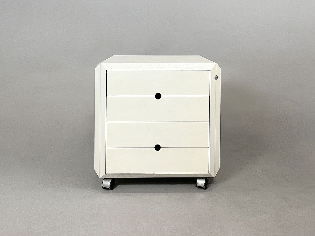 Foto White Chest of Drawers on Wheels with Beveled Corners h62