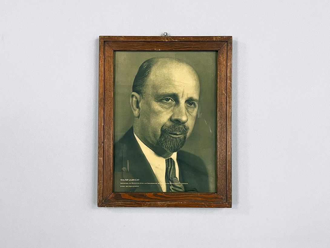 Foto Black and White Portrait of Walter Ulbricht in Wooden Frame  h47