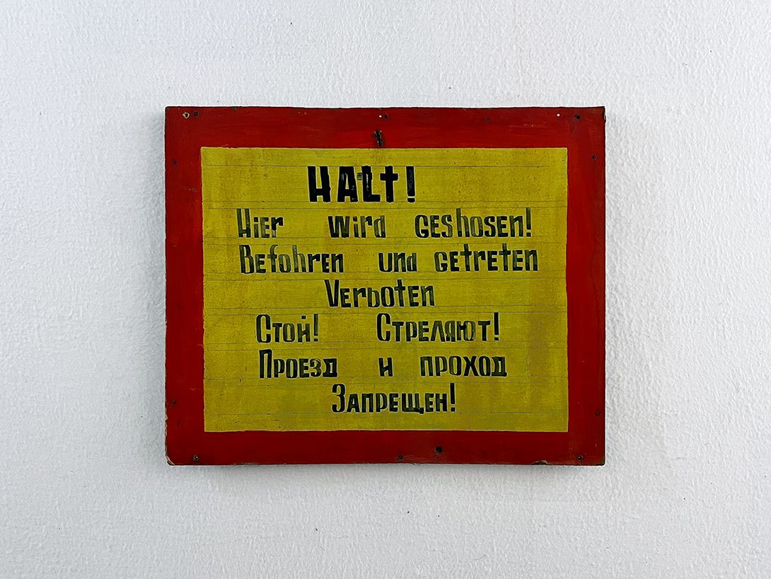 Foto Handpainted Russian Warning Sign with Incorrect German Translation h50 19E23