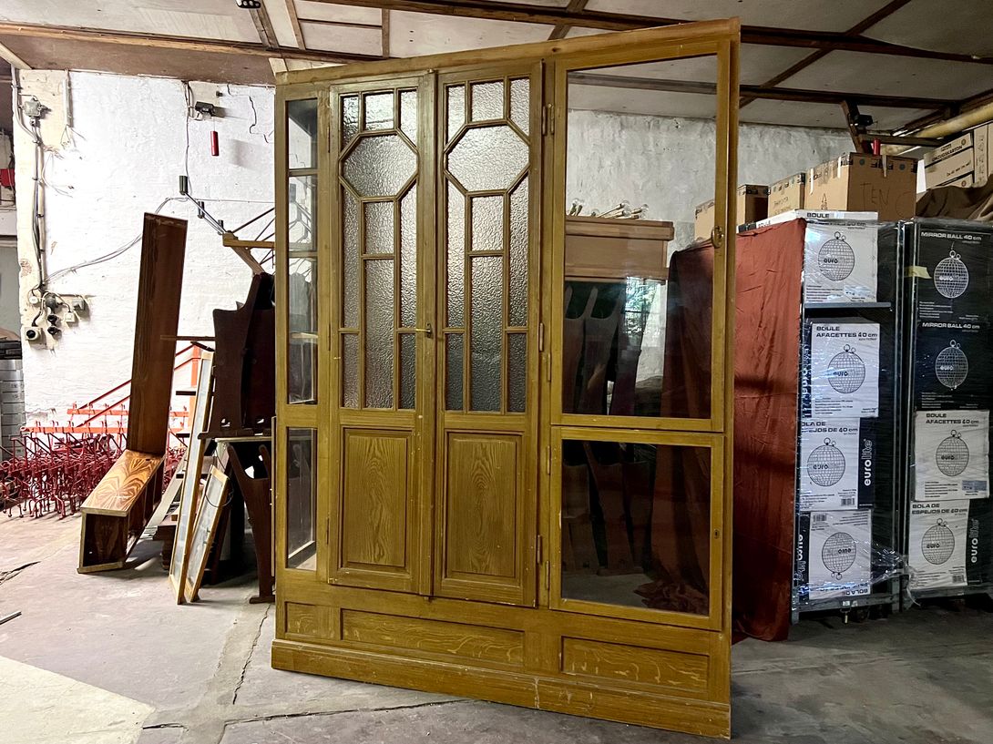 Foto Antique Room Divider with Windows and Shelves w200