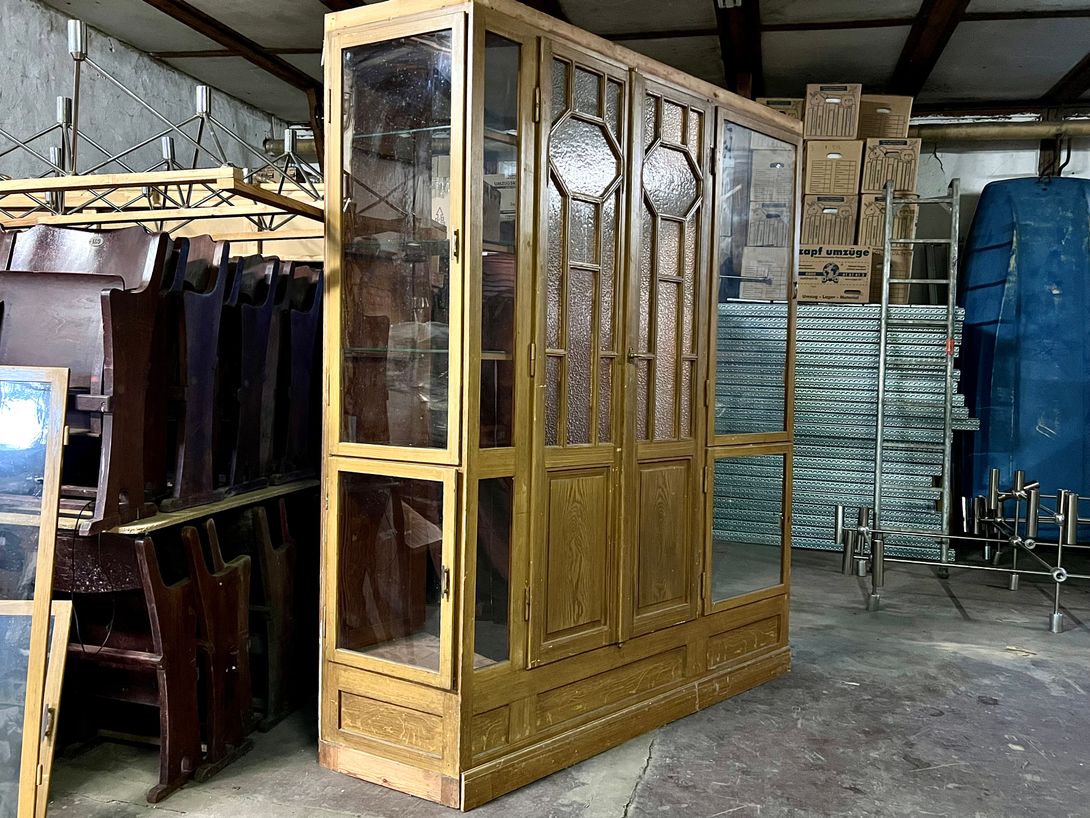 Foto Antique Room Divider with Windows and Shelves w200