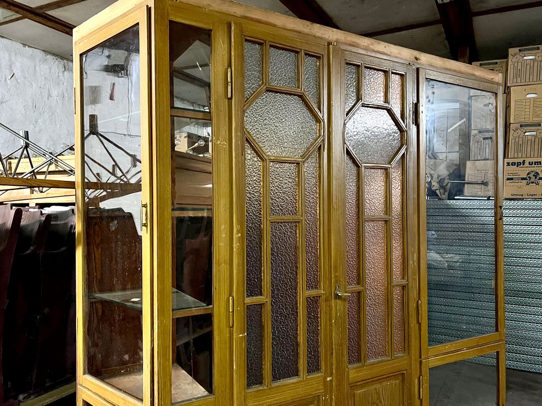 Foto Antique Room Divider with Windows and Shelves w200