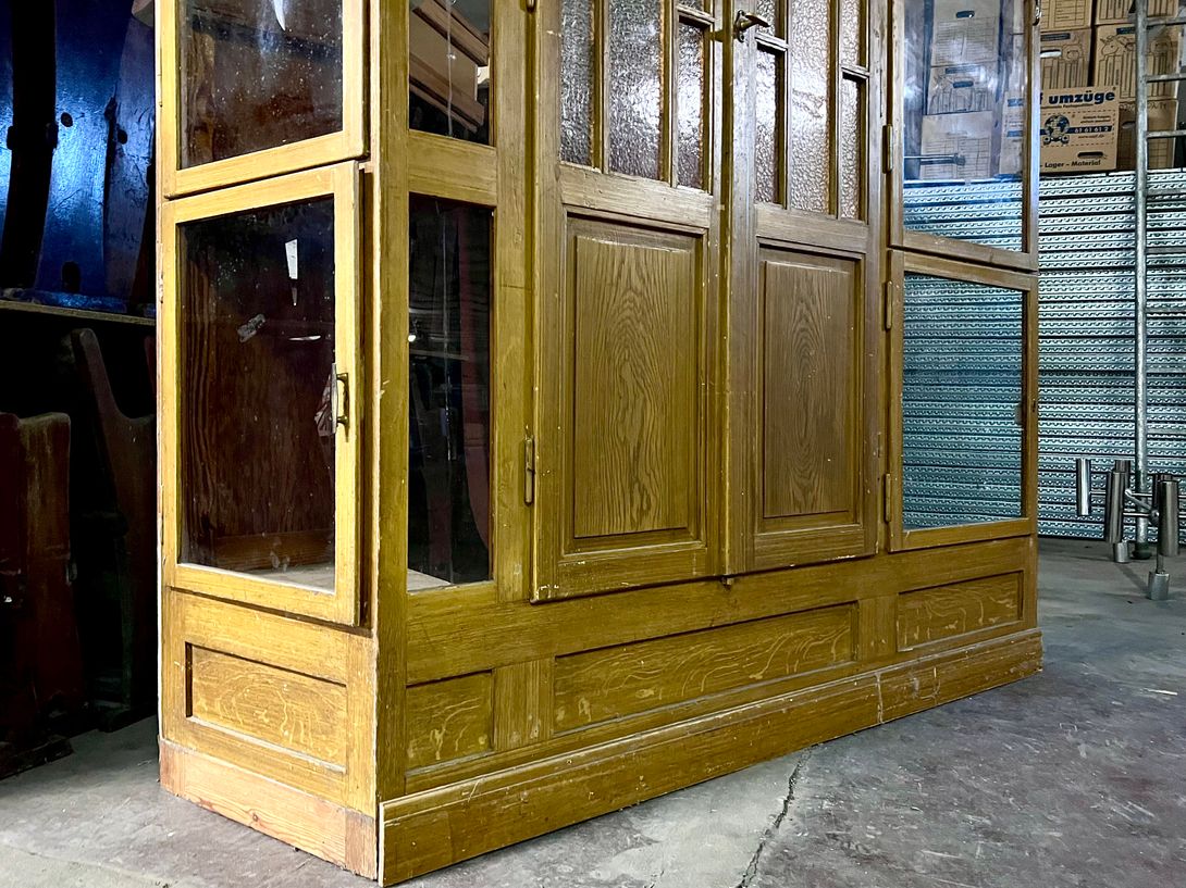 Foto Antique Room Divider with Windows and Shelves w200