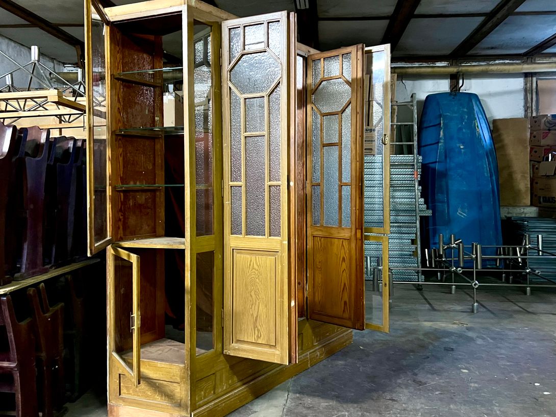 Foto Antique Room Divider with Windows and Shelves w200