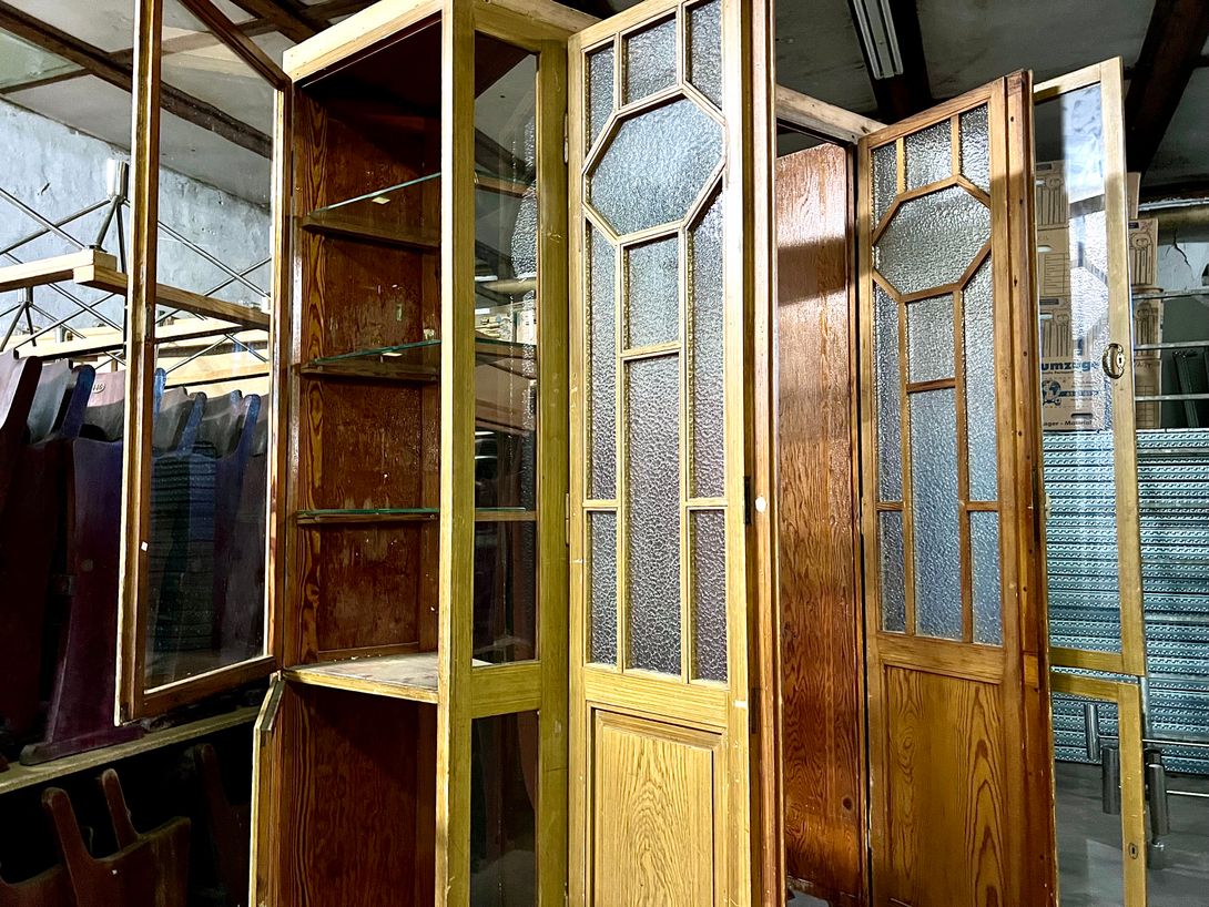 Foto Antique Room Divider with Windows and Shelves w200