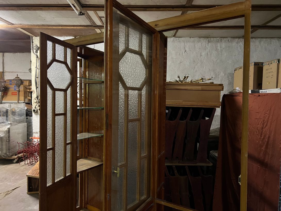 Foto Antique Room Divider with Windows and Shelves w200