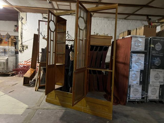 Foto Antique Room Divider with Windows and Shelves w200