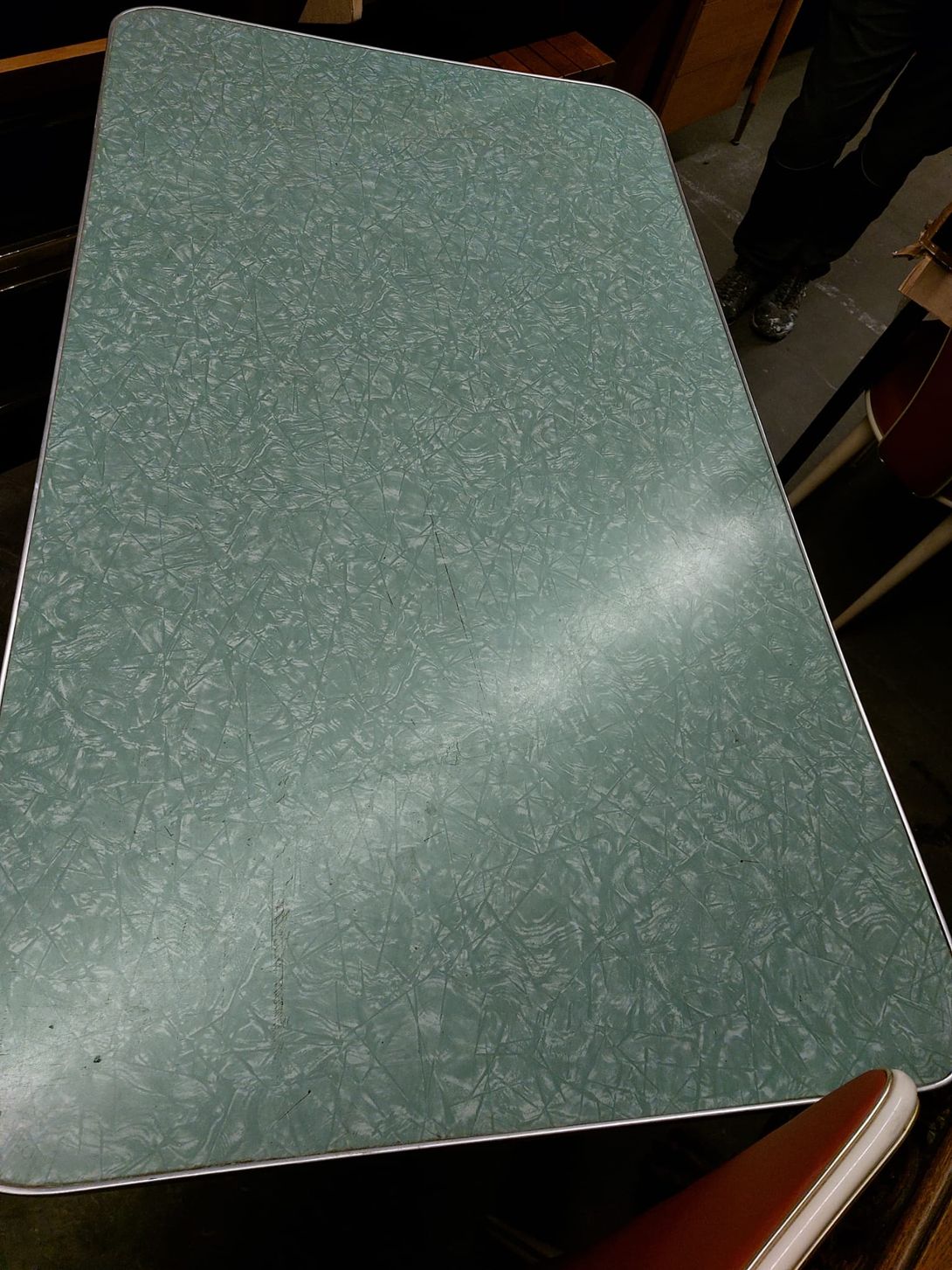 Foto Charming White wooden Kitchen Table with Drawers and green Table Top h81