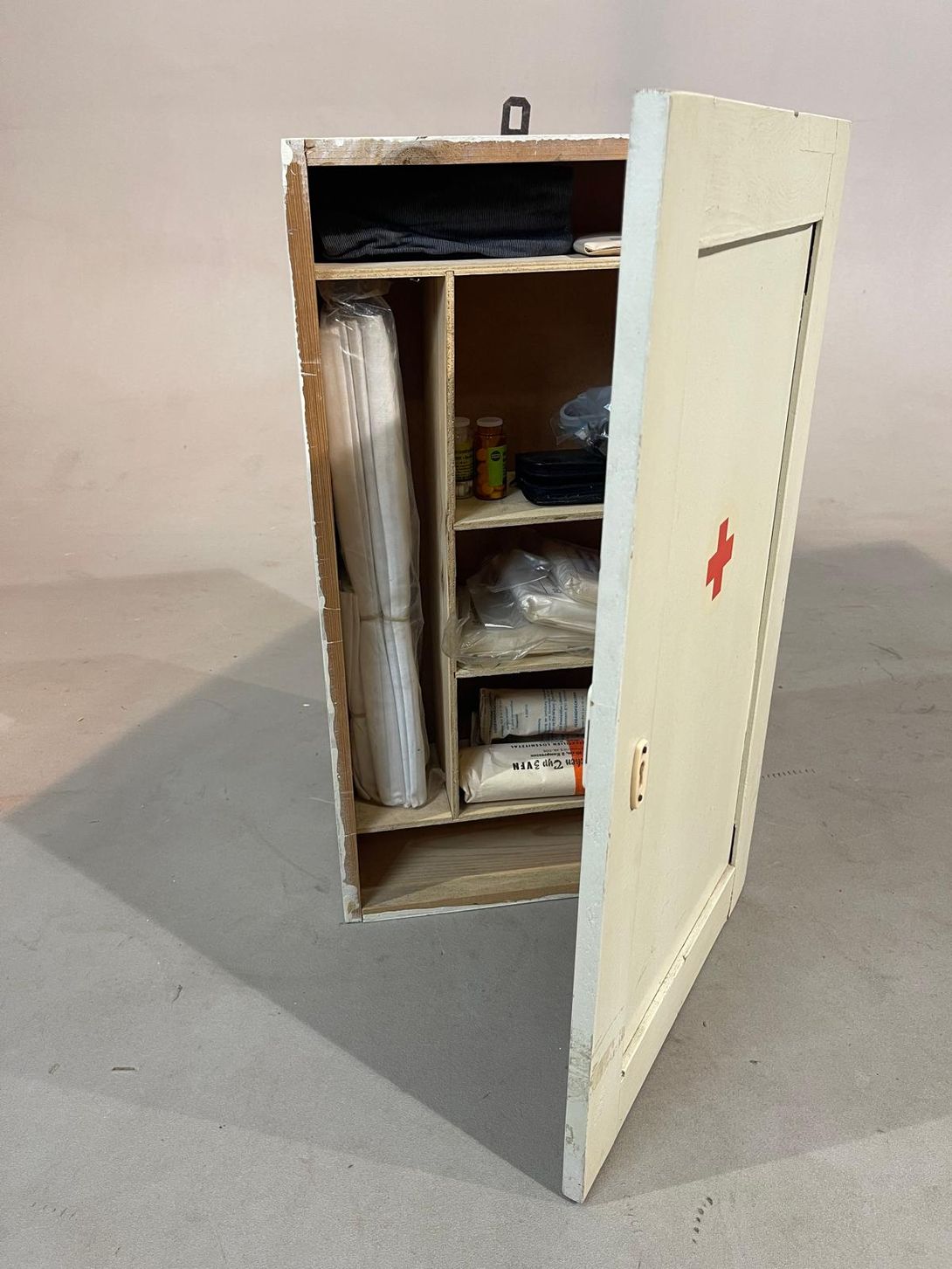 Foto Wooden Medicine Cabinet with Equipment h60