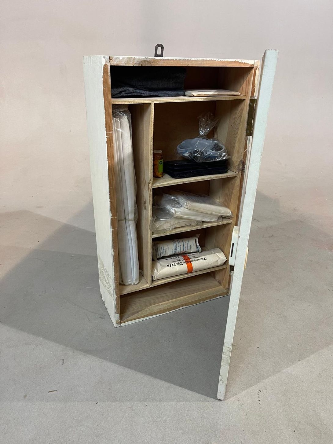 Foto Wooden Medicine Cabinet with Equipment h60
