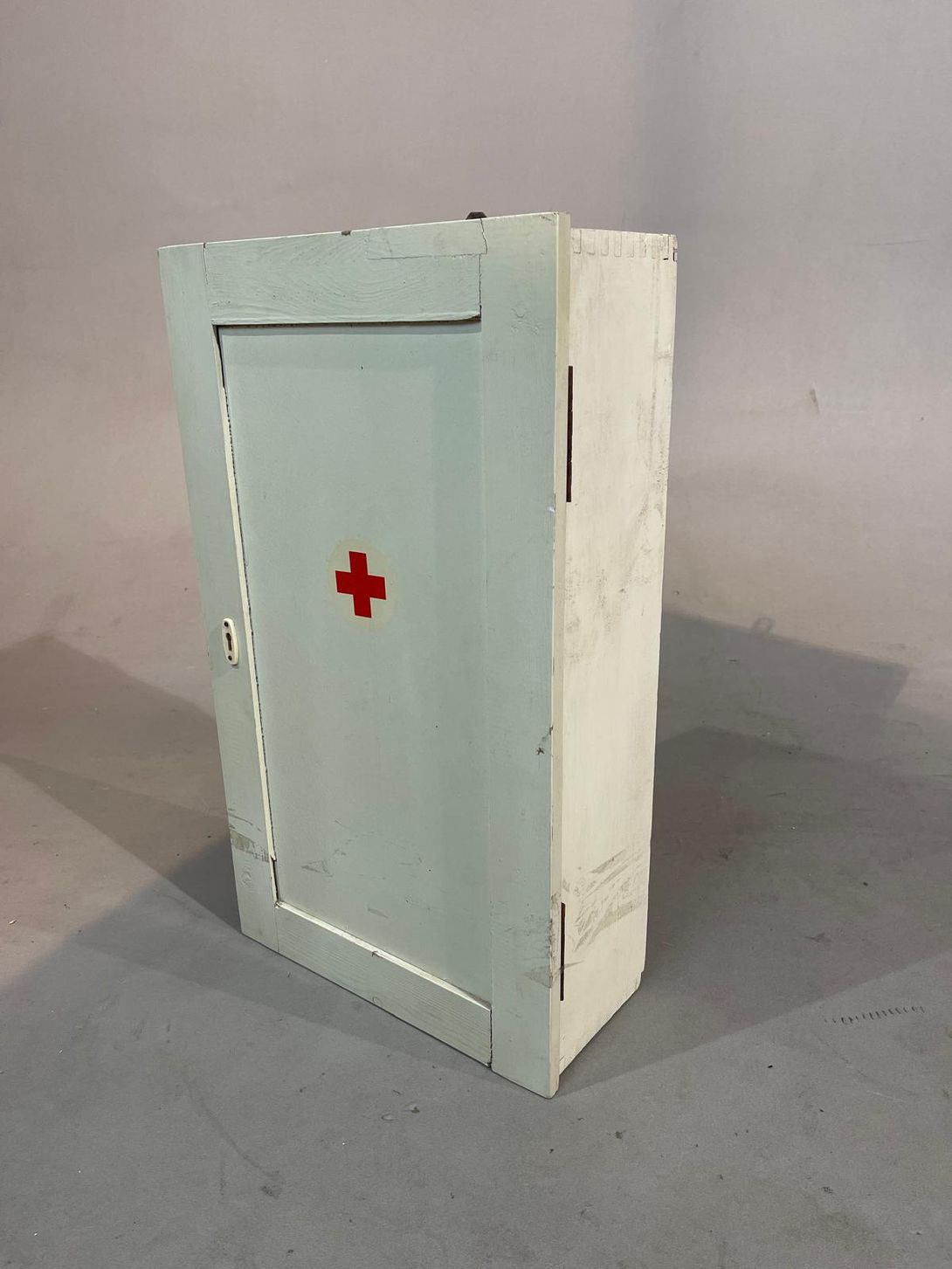 Foto Wooden Medicine Cabinet with Equipment h60