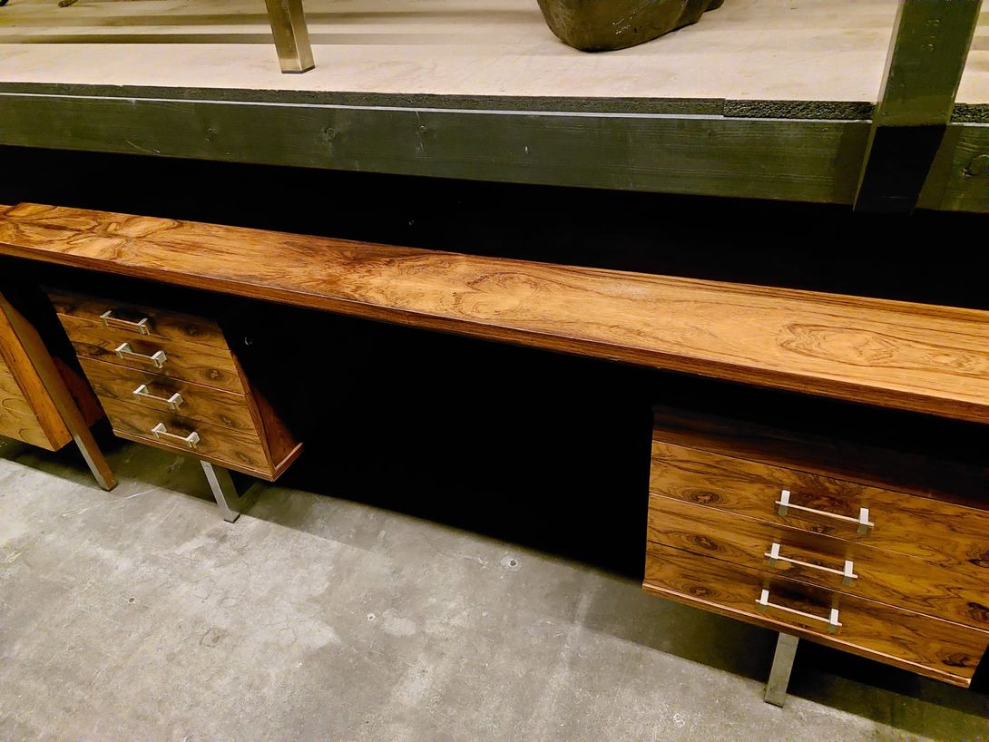 Foto Wide Modern Rosewood Desk on Chrome Feet w200